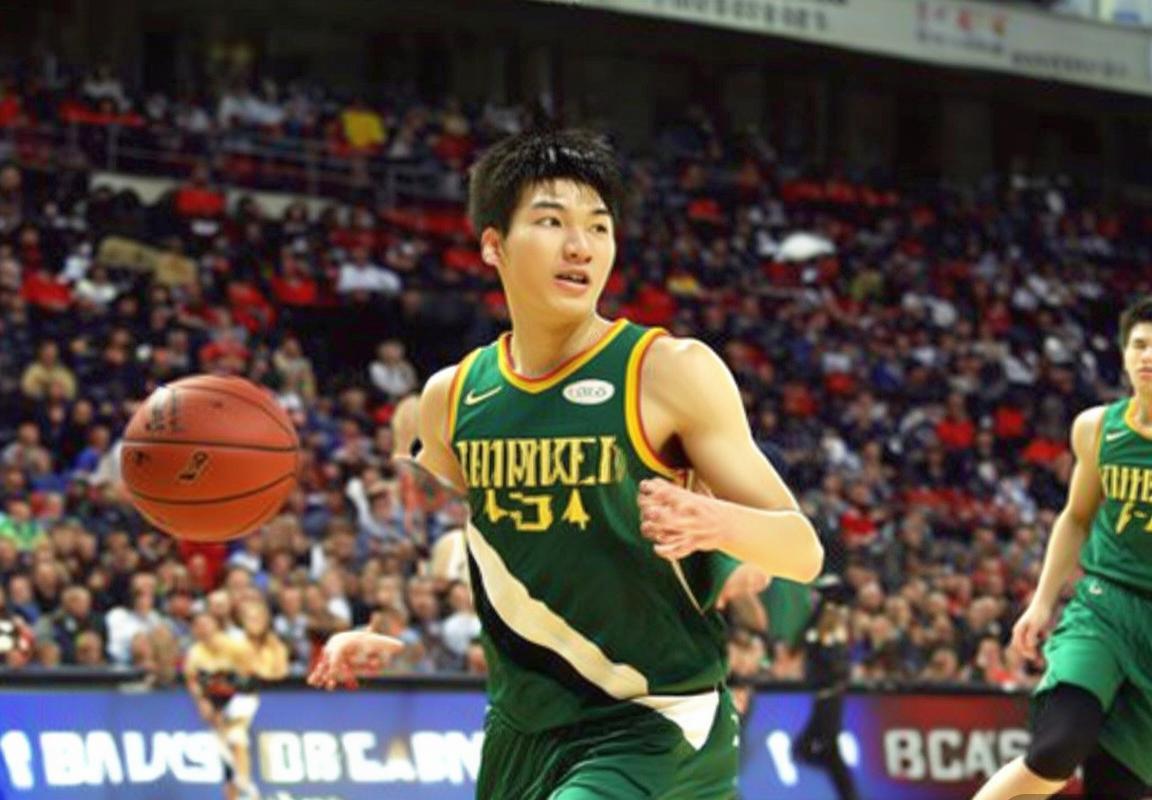 杨瀚森NBA季前赛首秀 开拓者青岛男篮中国球员展现潜力